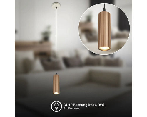Moderne Pendelleuchte mit zylindrischem, geriffeltem Metallschirm und GU10-Fassung für maximal 9 Watt in einem hellen, organisierten Wohnzimmer.