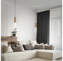 Modernes Wohnzimmer mit großem Ecksofa und zwei zylindrischen Pendelleuchten aus Metall über dem Couchbereich.