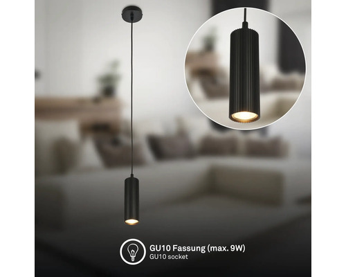 Schwarze zylindrische Pendelleuchte mit geriffelter Struktur, GU10 Fassung für maximal 9 Watt in einem Wohnzimmer.