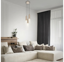 Modernes Wohnzimmer mit 3-flammiger Pendelleuchte, zylindrischen Schirmen und Ecksofa mit dekorativen Kissen.