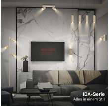 Modernes Wohnzimmer mit grauer Couch, Marmorwand und verschiedenen Leuchten der Briloner IDA-Serie wie Stehlampe, Deckenstrahler und Pendelleuchten.