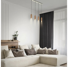 Vierflammige Pendelleuchte mit zylindrischen Holzschirmen in einem modernen Wohnzimmer über einem cremefarbenen Ecksofa.