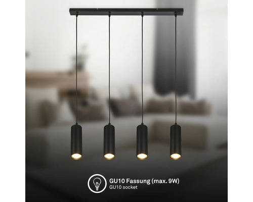 4-flammige Pendelleuchte in Schwarz mit zylindrischen, gerippten Lampenschirmen über einem Sofa. GU10 Fassung, maximal 9 Watt.