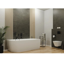 Modernes Badezimmer mit freistehender Badewanne, wandhängender Toilette, Wandpaneelen in Holzoptik und dunkler Marmoroptik sowie schwarzen Armaturen.