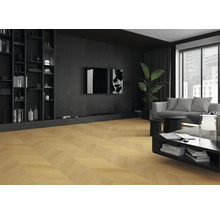 Modernes Wohnzimmer mit hellem Parkett in Chevron-Optik, dunklen Wänden, grauem Sofa und schwarzen Möbeln.