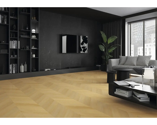 Modernes Wohnzimmer mit hellem Parkett in Chevron-Optik, dunklen Wänden, grauem Sofa und schwarzen Möbeln.