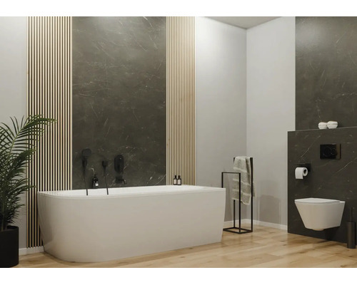 Modernes Badezimmer mit freistehender Badewanne, wandhängender Toilette, Wandpaneelen in Holzoptik und dunkler Marmoroptik sowie schwarzen Armaturen.