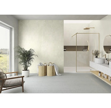 Helles, geräumiges Badezimmer mit großformatigen Wand- und Bodenfliesen in Steinoptik, bodenebener Dusche mit Goldrahmen und Holzwaschtisch.