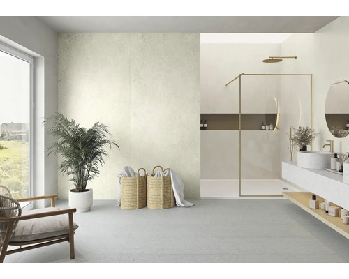 Helles, geräumiges Badezimmer mit großformatigen Wand- und Bodenfliesen in Steinoptik, bodenebener Dusche mit Goldrahmen und Holzwaschtisch.