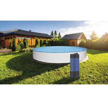 Runder weißer Swimmingpool in einem sonnigen Garten mit einer Poolheizung im Vordergrund auf dem Rasen.