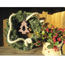 Weihnachtsdekoration mit Tannenkranz, Wollkordel, hölzernem Baum-Anhänger und Beerenpflanze in einer Wollumhüllung auf einer Holzoberfläche.