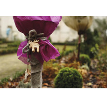 Winterschutz für Pflanzen mit Vlieshaube, Filzmatte und dekorativen Holzanhängern in Elch- und Sternform im Garten.