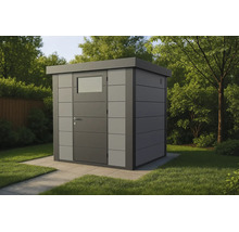 Modernes Gartenhaus aus Metall mit Flachdach, Einzeltür inklusive Fenster, auf Steinplatten in einem Garten.