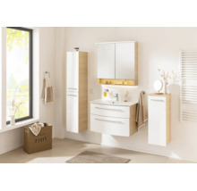 Modernes Badezimmer mit weißen Badmöbeln in Eichenoptik, bestehend aus Waschtischunterschrank, Spiegelschrank und zwei Seitenschränken.