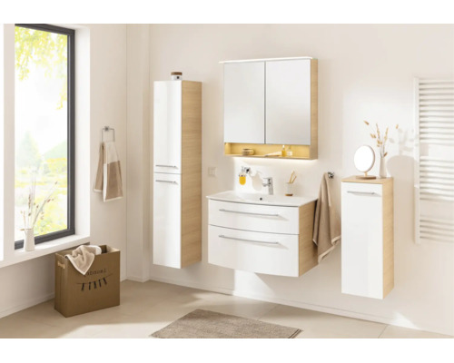 Modernes Badezimmer mit weißen Badmöbeln in Eichenoptik, bestehend aus Waschtischunterschrank, Spiegelschrank und zwei Seitenschränken.