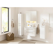 Modernes, helles Badezimmer mit weißen Badmöbeln, bestehend aus Waschtischunterschrank, beleuchtetem Spiegelschrank, Hochschrank und Seitenschrank.