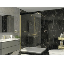 Modernes Badezimmer mit begehbarer Dusche, goldfarbenen Armaturen, Glastrennwand, schwarzen Fliesen in Marmoroptik und grauem Waschtisch.