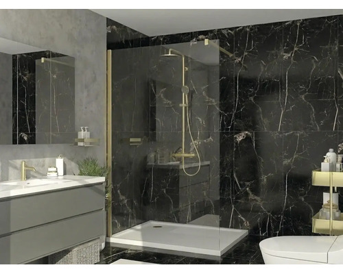 Modernes Badezimmer mit begehbarer Dusche, goldfarbenen Armaturen, Glastrennwand, schwarzen Fliesen in Marmoroptik und grauem Waschtisch.
