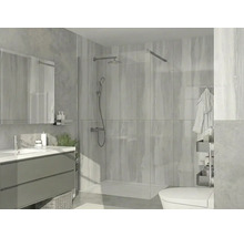 Moderne Walk-In Dusche mit Glaswand, verchromtem Duschsystem, flacher Duschwanne und Wandfliesen in einem hellen Badezimmer.