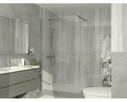 Moderne Walk-In Dusche mit Glaswand, verchromtem Duschsystem, flacher Duschwanne und Wandfliesen in einem hellen Badezimmer.
