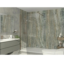 Modernes Badezimmer mit Wandfliesen in Marmoroptik, begehbarer Dusche mit Glaswand, grauem Waschtisch und weißem WC.