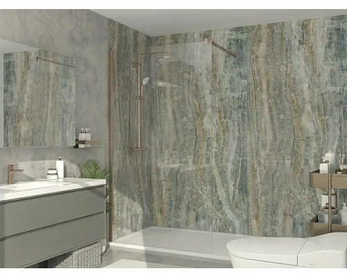 Modernes Badezimmer mit Wandfliesen in Marmoroptik, begehbarer Dusche mit Glaswand, grauem Waschtisch und weißem WC.