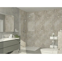 Modernes Badezimmer mit begehbarer Dusche, Glastrennwand, großen Wandfliesen in Steinoptik, Waschtisch mit Unterschrank und Spiegel.