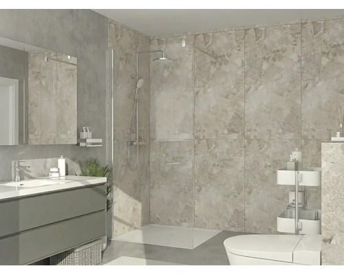 Modernes Badezimmer mit begehbarer Dusche, Glastrennwand, großen Wandfliesen in Steinoptik, Waschtisch mit Unterschrank und Spiegel.