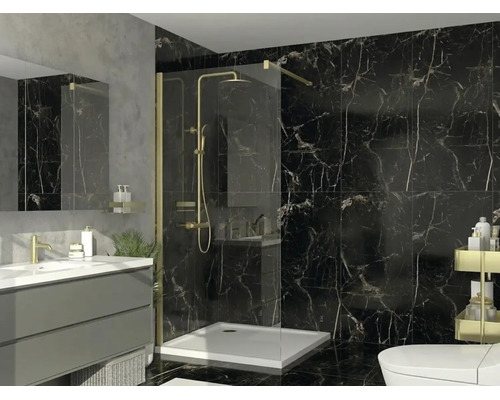 Modernes Badezimmer mit begehbarer Dusche, schwarzen Marmorfliesen, goldenen Armaturen, grauem Waschtischunterschrank und weißer Duschwanne.
