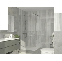 Modernes Badezimmer mit begehbarer Glasdusche, Wandpaneelen in grauer Holzoptik, dunklem Waschtischunterschrank und weißem WC.