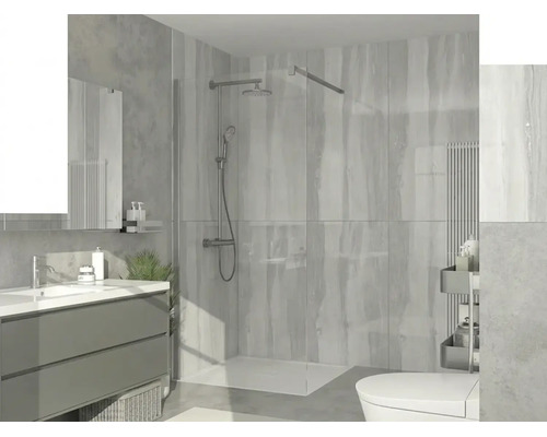 Modernes Badezimmer mit begehbarer Glasdusche, Wandpaneelen in grauer Holzoptik, dunklem Waschtischunterschrank und weißem WC.