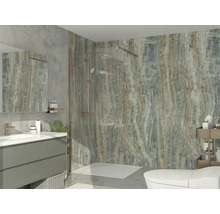 Modernes Badezimmer mit begehbarer Dusche, Glaswand, bronzefarbenen Armaturen, Wandfliesen in Steinoptik, grauem Waschtisch und weißem Waschbecken.