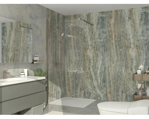 Modernes Badezimmer mit begehbarer Dusche, Glaswand, bronzefarbenen Armaturen, Wandfliesen in Steinoptik, grauem Waschtisch und weißem Waschbecken.