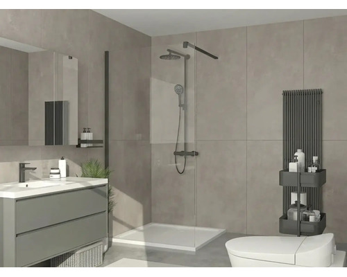 Modernes Badezimmer mit ebenerdiger Dusche, schwarzen Armaturen, grauem Waschtisch und vertikalem Heizkörper vor grauen Wandfliesen.