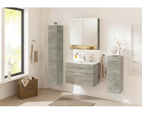 Modernes Badmöbel-Set in Eichenoptik Grau mit Waschbeckenunterschrank, Spiegelschrank und Seitenschränken in hellem, aufgeräumtem Badezimmer.