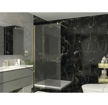 Modernes Badezimmer mit begehbarer Dusche, Glastrennwand, goldfarbenen Armaturen und Wand- und Bodenfliesen in schwarzer Marmoroptik.