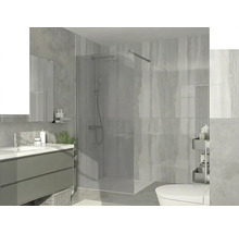 Modernes Badezimmer mit begehbarer Glasdusche, grauem Waschtisch mit weißem Waschbecken und hellgrauen Wandfliesen. Hell und organisiert.