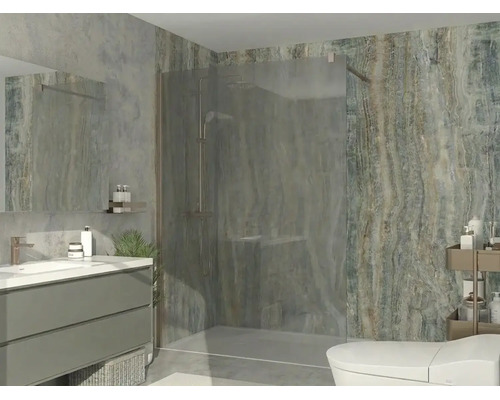 Modernes Badezimmer mit begehbarer Dusche aus Glas, Waschtisch mit Unterschrank, Spiegel und gemusterten Wandfliesen in Steinoptik.