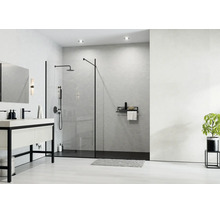 Modernes Badezimmer mit ebenerdiger Dusche, schwarzen Profilen, schwarzer Duschwanne und Armaturen. Weißer Waschtisch mit schwarzem Gestell.