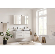 Helles, modernes Badezimmer mit Doppelwaschtisch, zwei weißen Waschbecken, großem Spiegelschrank und einer freistehenden Badewanne neben dem Fenster.