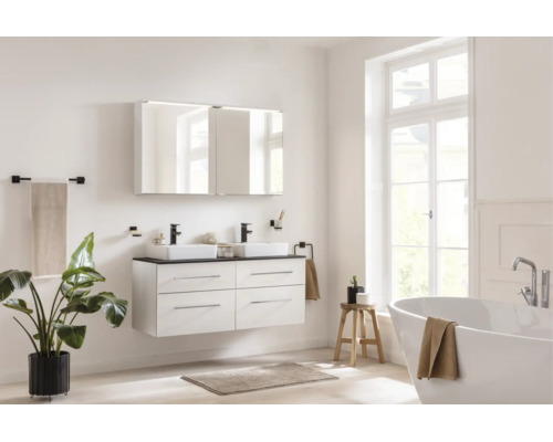 Helles, modernes Badezimmer mit Doppelwaschtisch, zwei weißen Waschbecken, großem Spiegelschrank und einer freistehenden Badewanne neben dem Fenster.