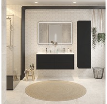 Modernes Badezimmer mit Waschtisch, Spiegel, Hochschrank, Dusche und rundem Teppich