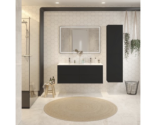 Modernes Badezimmer mit Waschtisch, Spiegel, Hochschrank, Dusche und rundem Teppich