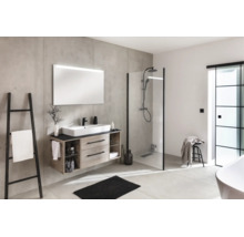 Modernes Badezimmer mit Waschtisch in Holzoptik, Aufsatzwaschbecken, LED-Spiegel, Walk-In Dusche und Betonwand.