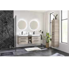 Modernes helles Badezimmer mit Doppelwaschtisch in Holzoptik, schwarzen Armaturen, runden Leuchtspiegeln und Dusche mit dunklen Fliesen.