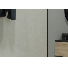Wandfliesen in Steinoptik mit einem schwarzen vertikalen Abschlussprofil neben einem Badezimmerschrank in Holzoptik.