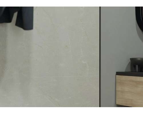 Wandfliesen in Steinoptik mit einem schwarzen vertikalen Abschlussprofil neben einem Badezimmerschrank in Holzoptik.