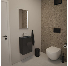Modernes Gäste-WC mit wandhängendem WC, dunklem Waschtischunterschrank, Spiegel und Wandfliesen in Natursteinoptik im minimalistischen Stil.