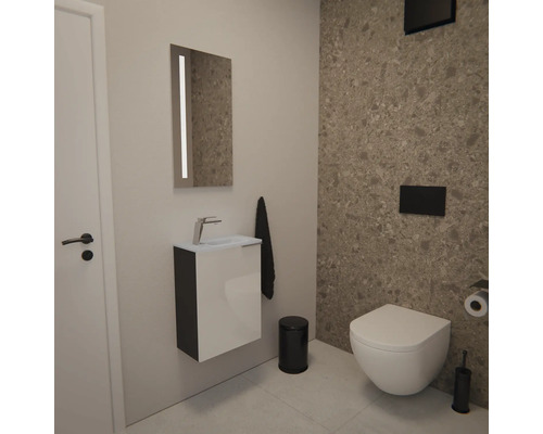 Modernes Badezimmer mit Waschbeckenunterschrank, Spiegel mit Beleuchtung, Wand-Toilette und schwarzen Accessoires.