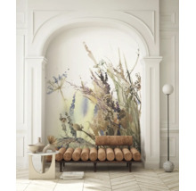 Fototapete mit Aquarell-Blumenmotiv in einer Nische mit einer braunen Polsterbank und einer Stehlampe.